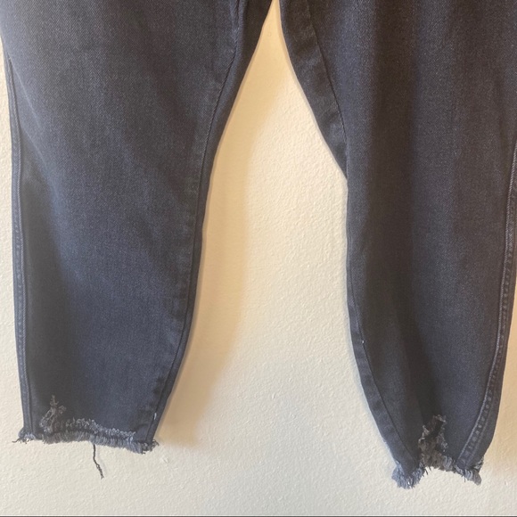 GOOD AMERICAN Good Curve Crop Skinny Raw Hem Jeans - Picture 4 of 10